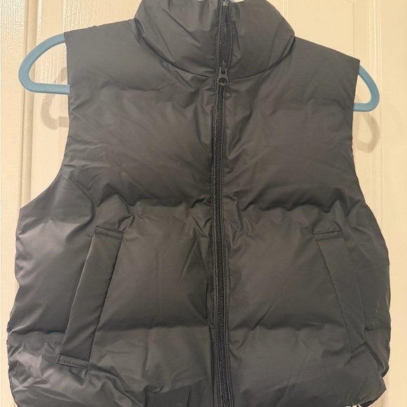Lightweight Cropped Black Puffer Vest with Pockets NWT - Picture 2 of 5